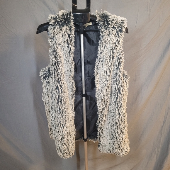 Faux Fur Vest with Pockets - Picture 1 of 8